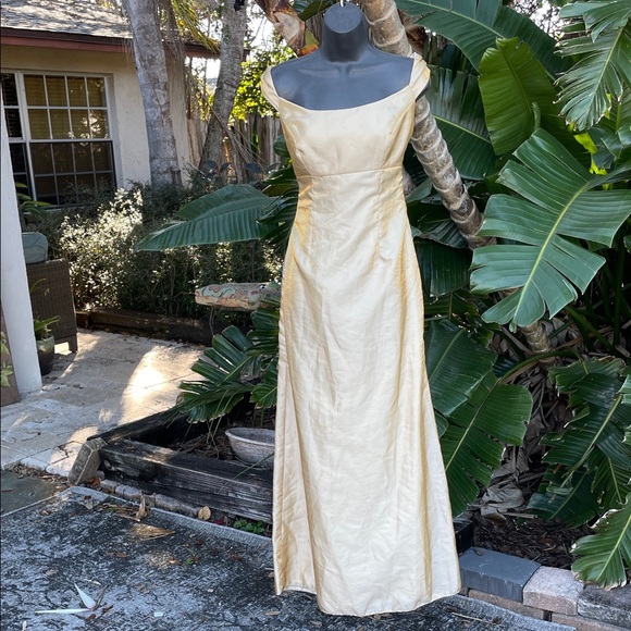 Jim Hjelm Occasions Dresses & Skirts - metallic gold portrait, collar column dress